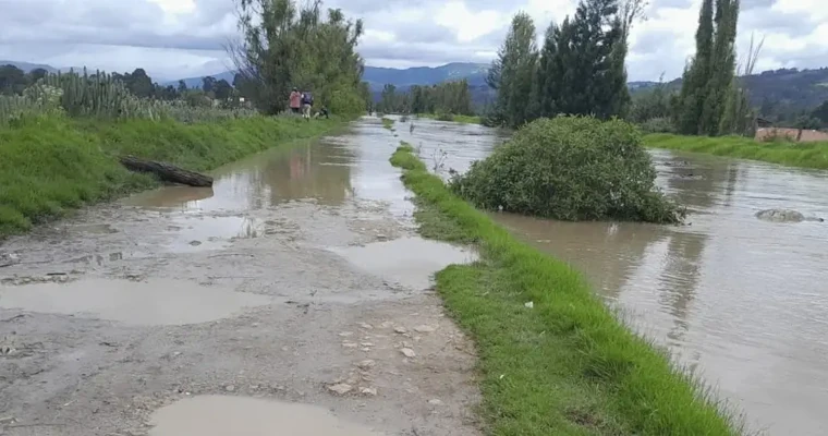 Lluvias azotan Boyacá: ganaderos en alerta por pastos inundados y pérdidas en el hato