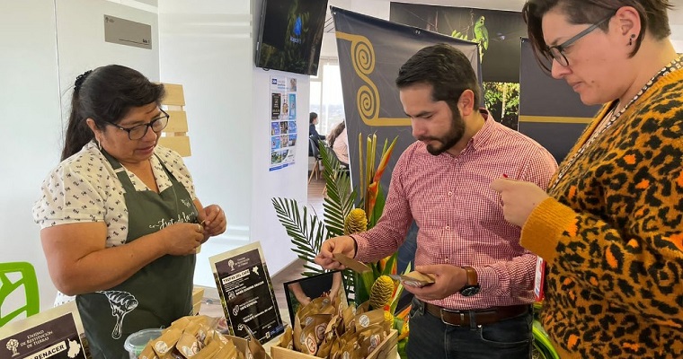 Los ‘Frutos de la Restitución’ se toman la sede de la Unidad de Restitución de Tierras