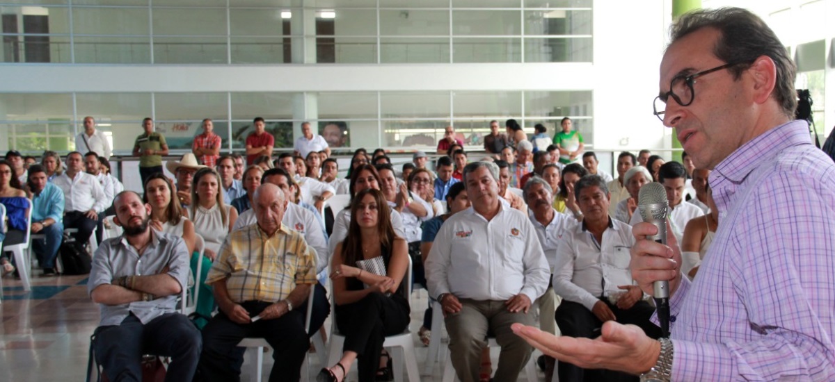 “Para mejorar comercialización agropecuaria vamos conectar a productores con compradores”, dice ministro Valencia