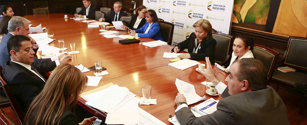 MinAgricultura y Comisión de seguimiento del Congreso analizan reforma institucional para el agro - 09 de Diciembre de 2015