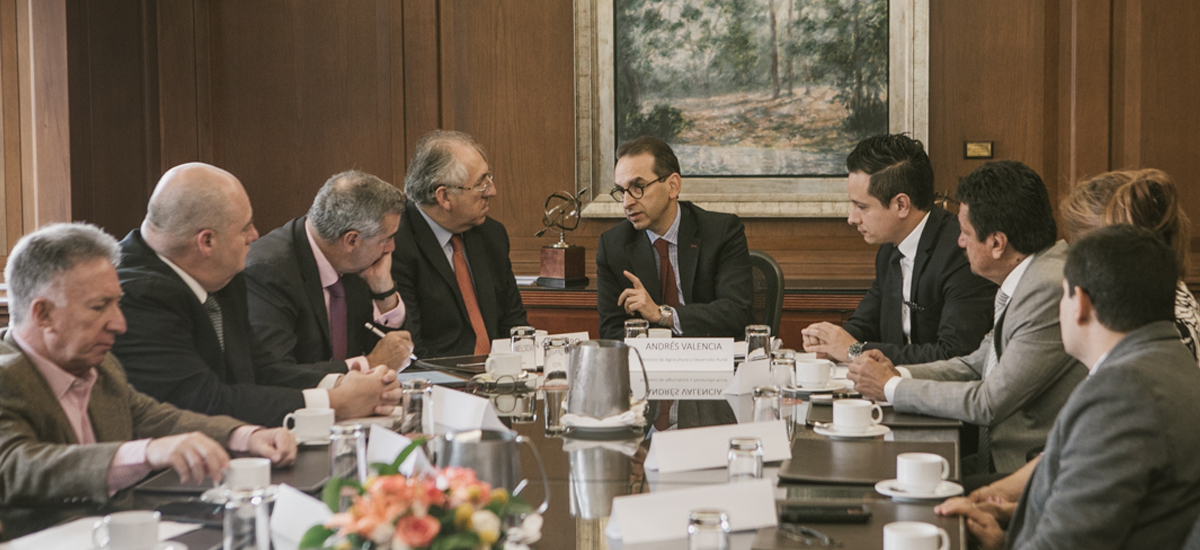 Ministro Valencia invita a consumir más lácteos colombianos: “la mejor manera de apoyar a las 400 mil familias productoras de leche”