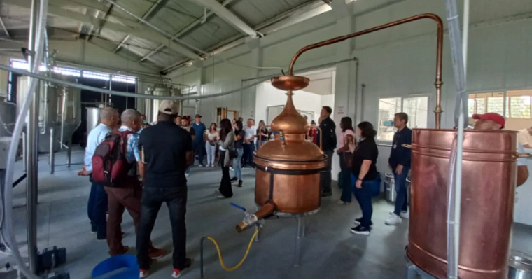 Se inauguró la primera planta de producción de rones artesanales de caña panelera