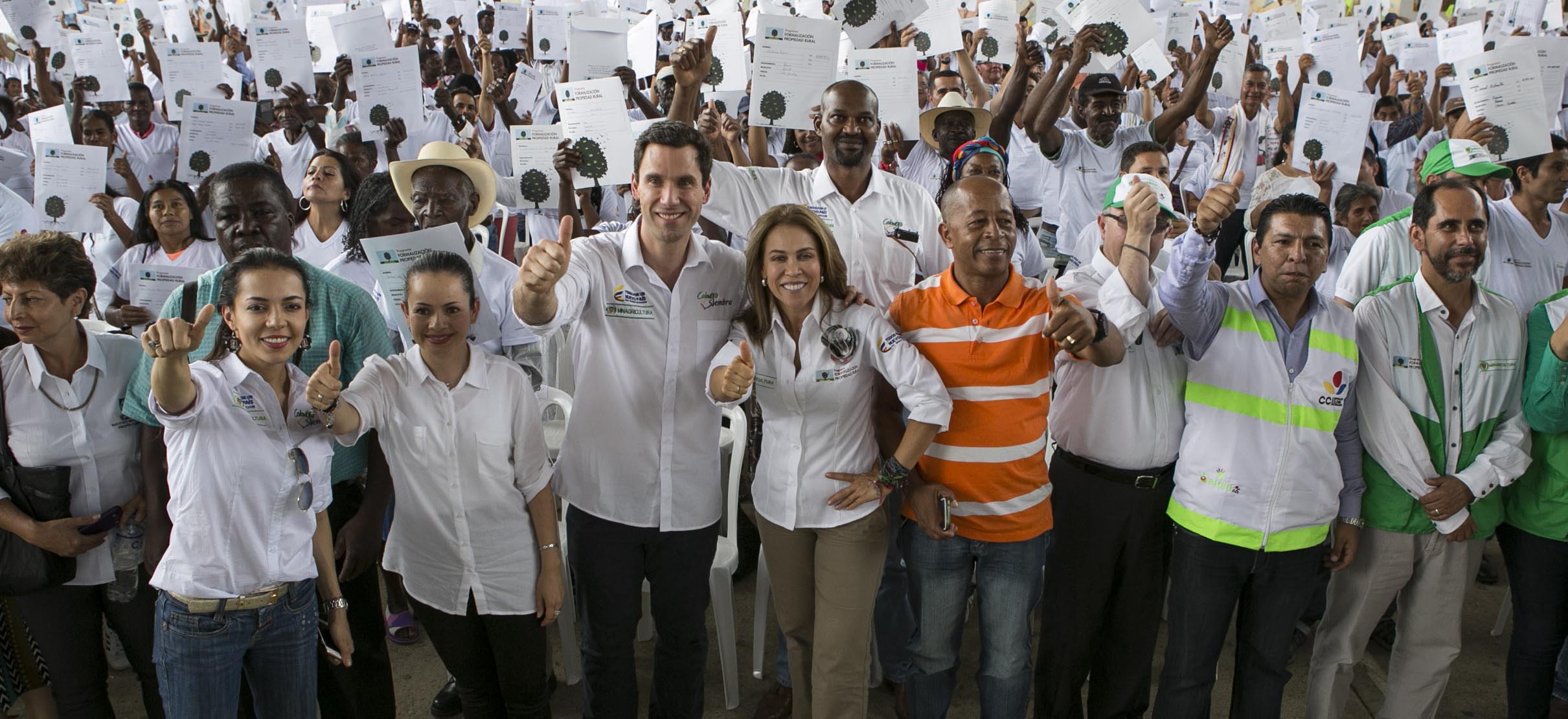 Más de 800 productores de Cauca y Valle reciben títulos de formalización de sus predios - 20 de mayo de 2016