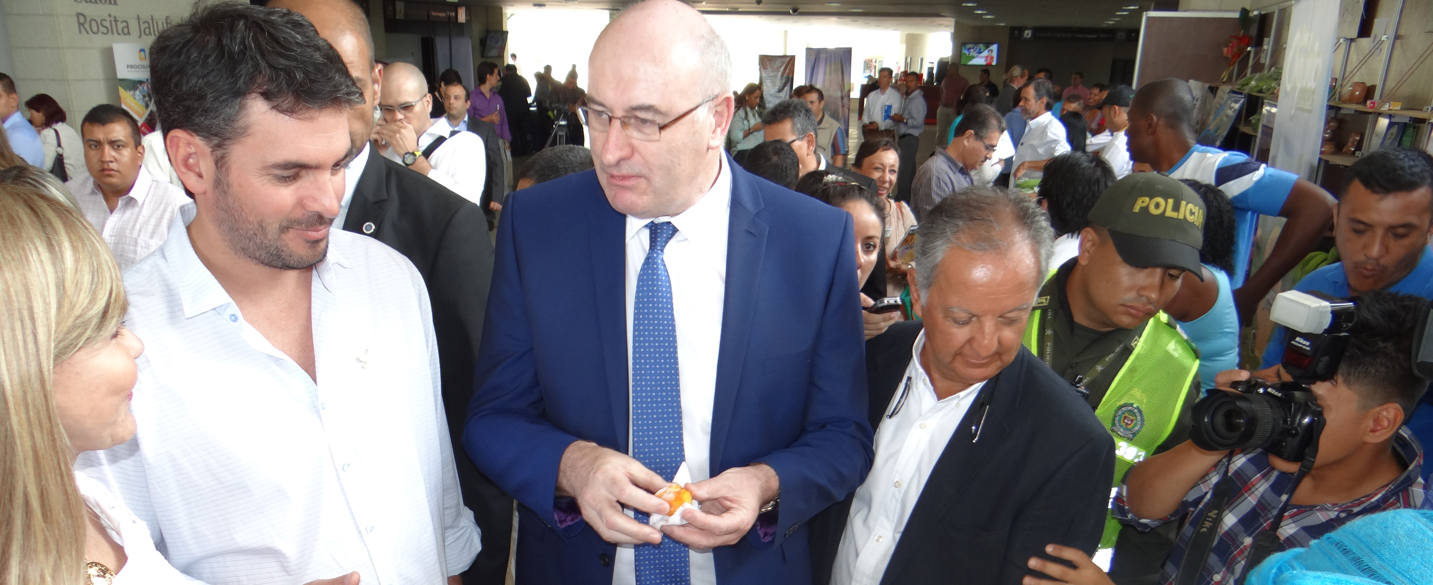 Comisario de Agricultura de la UE degustó el chontaduro colombiano, una muestra de lo que Colombia Siembra - 09 de Febrero de 2016