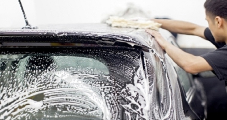 ¿Qué tipo de productos puede utilizar para limpiar el vehículo en la finca?