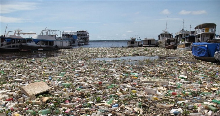 ¿De dónde proviene el plástico de los océanos?