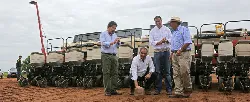 MinAgricultura y Banco Agrario ponen la primera piedra de planta porcícola ‘La Fazenda’ - 01 de Junio de 2015