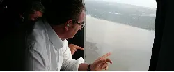 Ministro Iragorri sobrevoló la zona afectada por derrame de petróleo en Tumaco - 30 de Junio de 2015