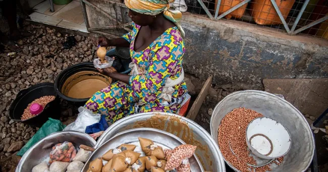 Alimentos más seguros para todos: cómo CGIAR lleva la investigación sobre inocuidad de los alimentos a los mercados donde la carga para la salud es mayor