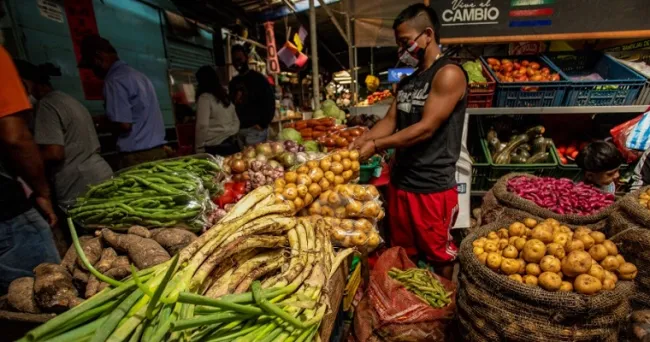 Los precios al consumidor de alimentos en febrero de 2023 registran una menor variación mensual y año corrido