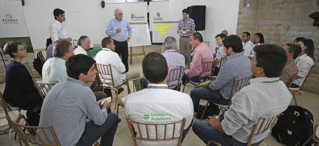 “Agroindustria y agricultura familiar deben trabajar juntos”: Ministro Aurelio Iragorri - 13 de octubre de 2016