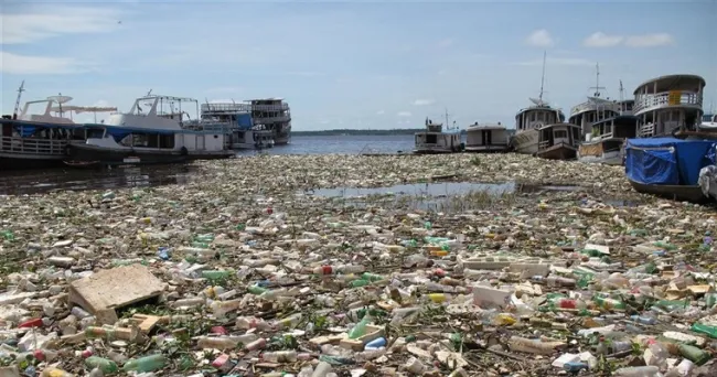 ¿De dónde proviene el plástico de los océanos?